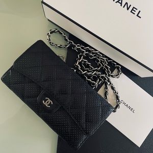 Authentic CHANEL wallet on chain